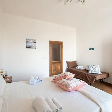 Holiday home Sunrise In With Private Parking And Air Conditioning