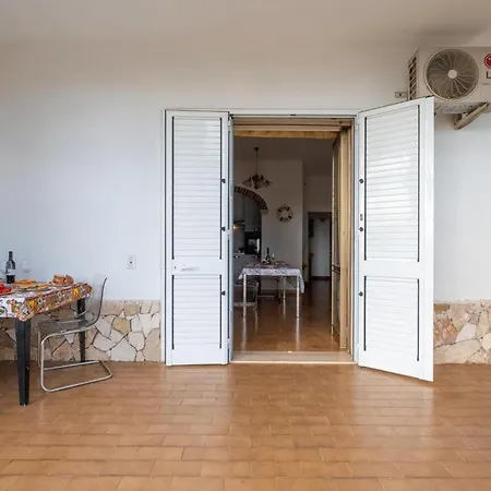Holiday home Sunrise In With Private Parking And Air Conditioning